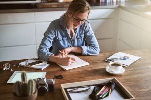 femme qui dessine un croquis de sa cuisine