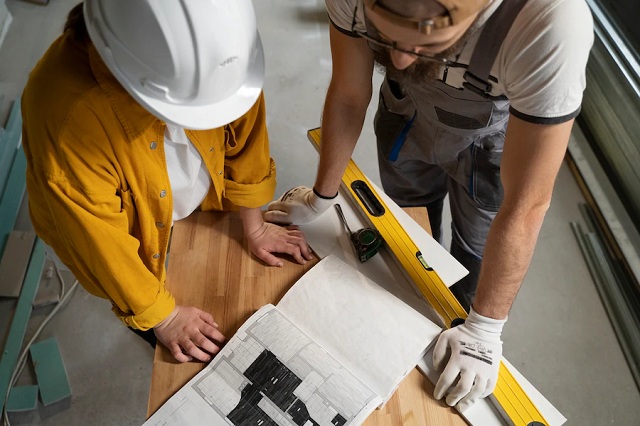 carreleur travaillant sur la rénovation d'un appartement