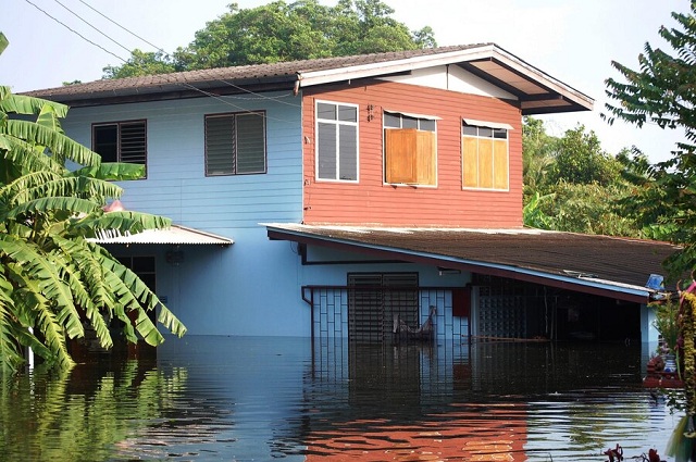 l'eau inonde la maison en bois