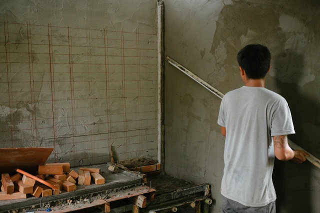 plâtrier rénovant les murs intérieurs